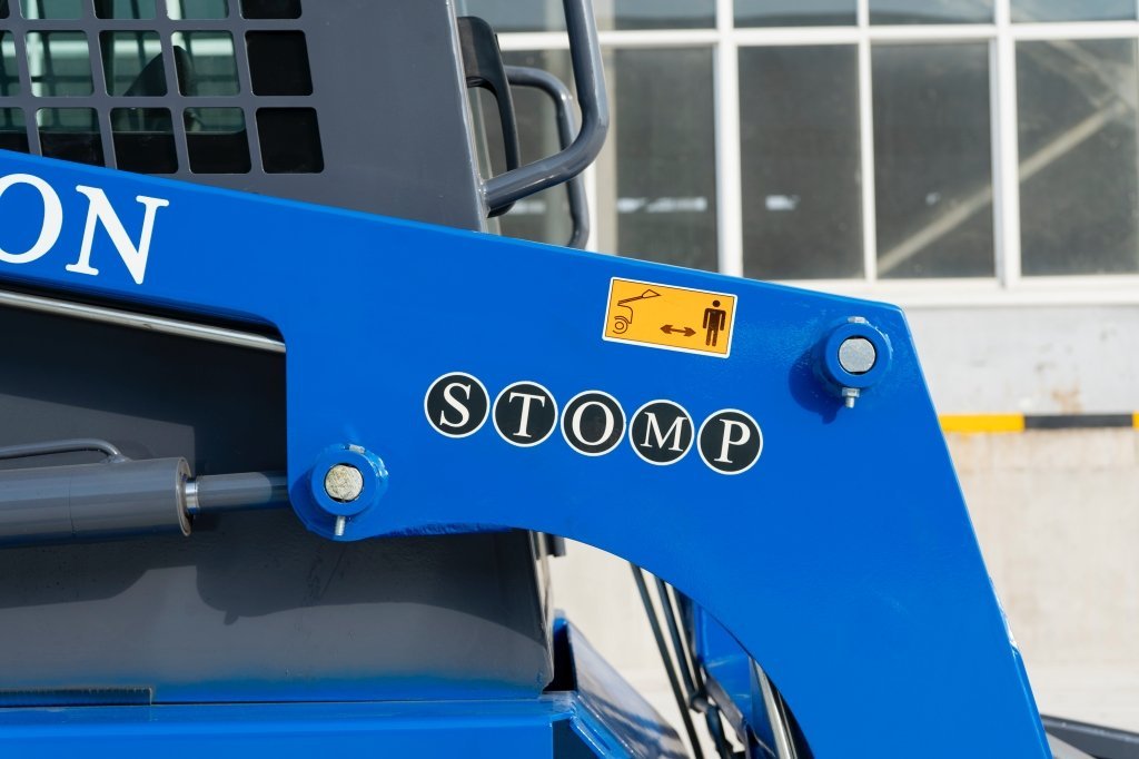 TYPHON STOMP Kubota Mini Skid Steer – image 15