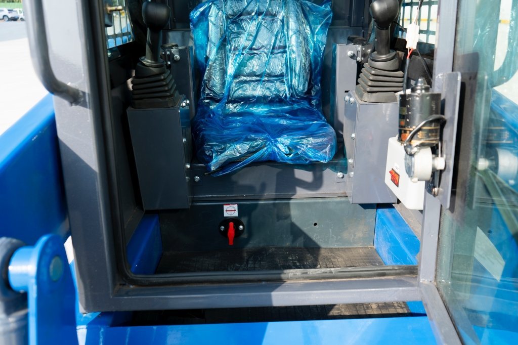 TYPHON STOMP Kubota Mini Skid Steer – image 20