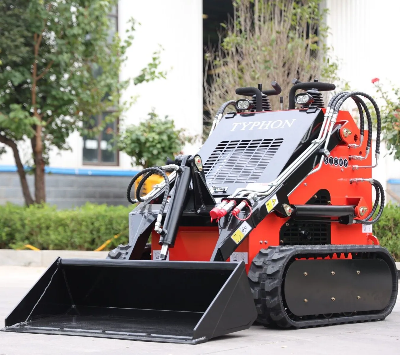 Tracked Skid Steer 22.1HP Gas Loader – image 2
