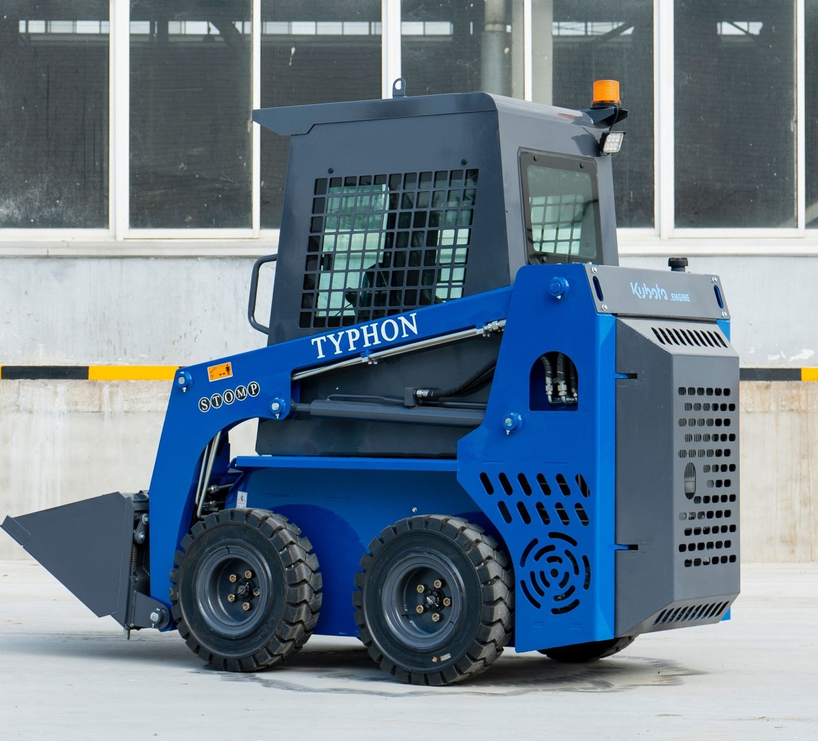 TYPHON STOMP Kubota Mini Skid Steer – image 5