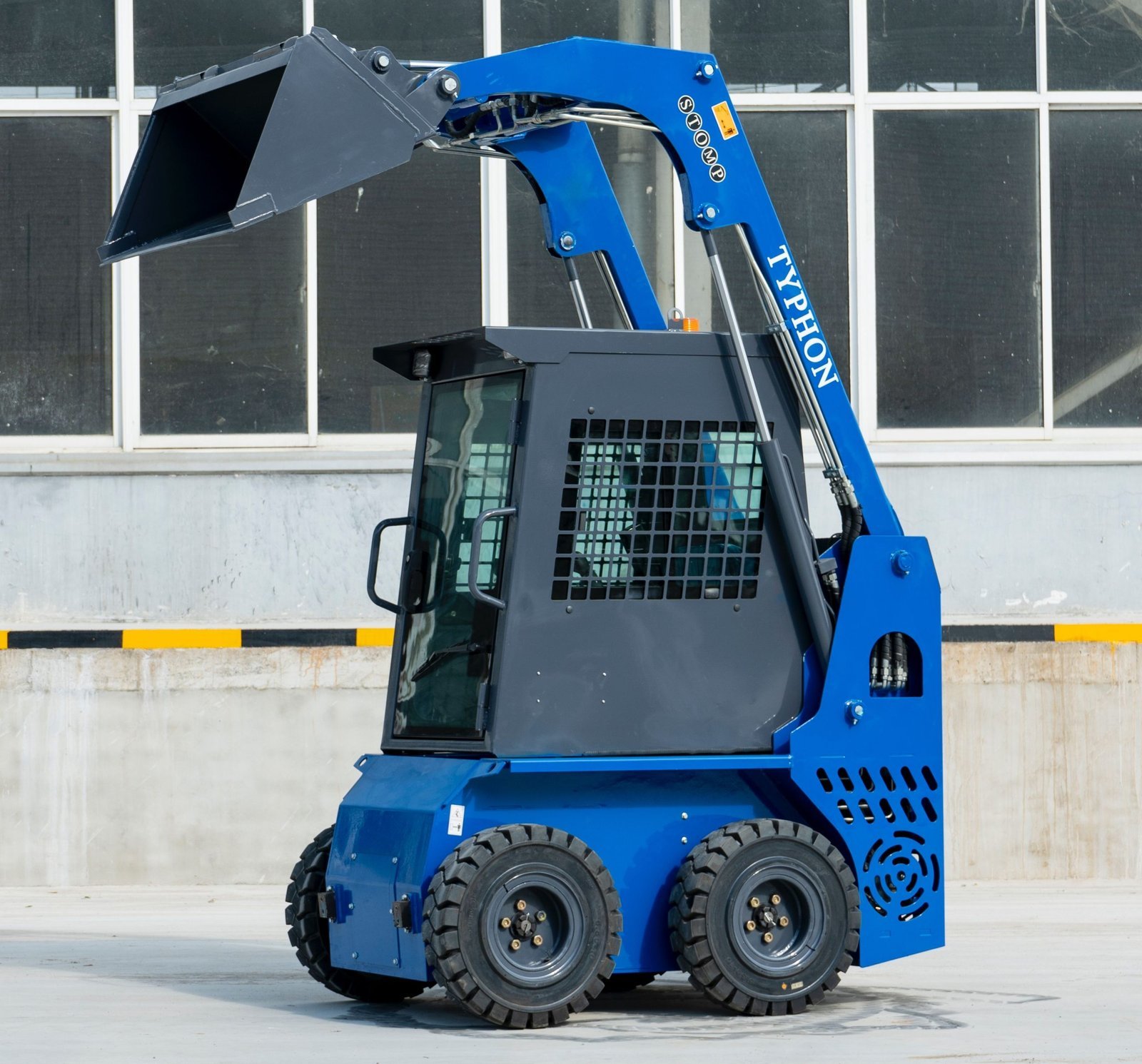 TYPHON STOMP Kubota Mini Skid Steer – image 9