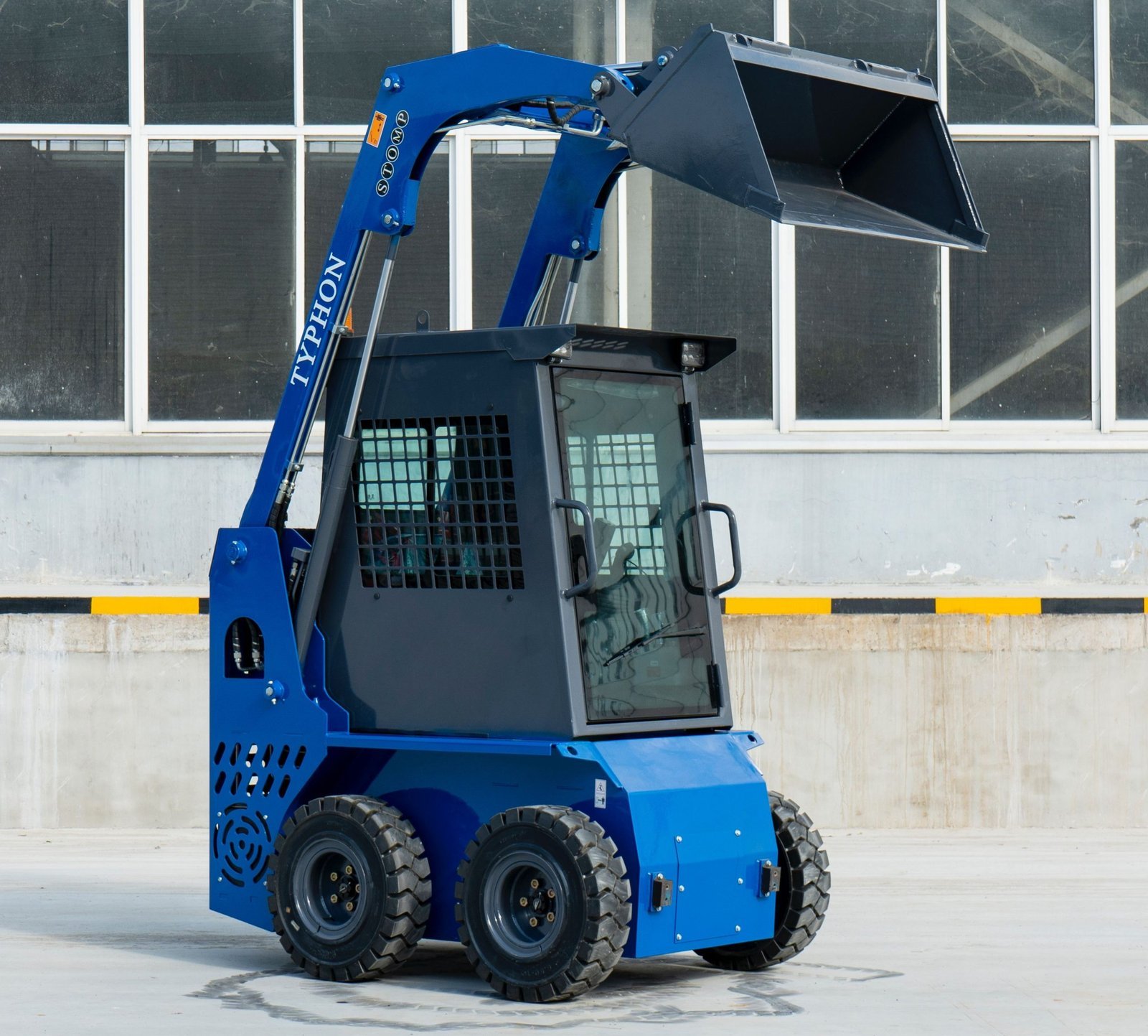 TYPHON STOMP Kubota Mini Skid Steer – image 8