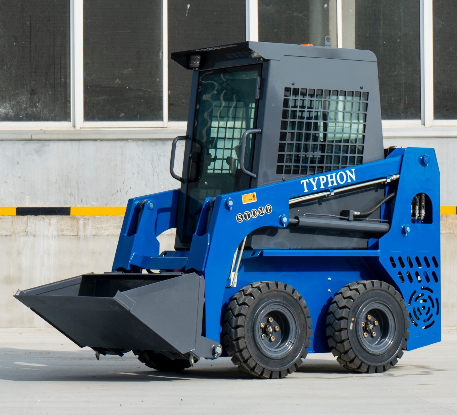 TYPHON STOMP Kubota Mini Skid Steer – image 3