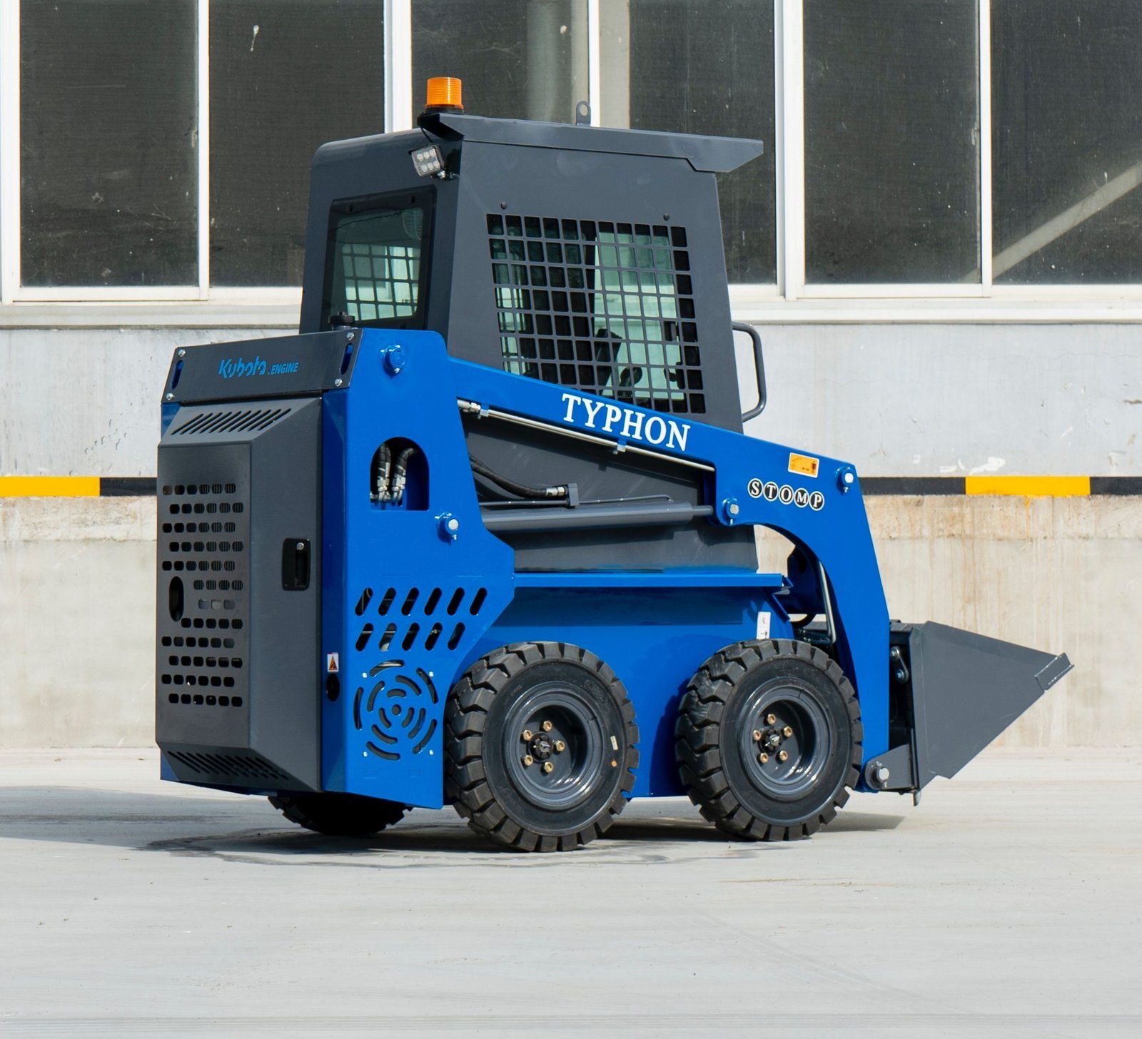 TYPHON STOMP Kubota Mini Skid Steer – image 4