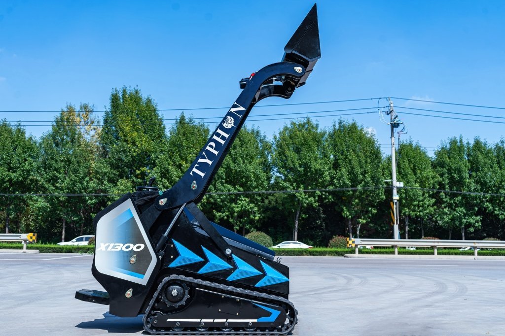 TYPHON STOMP X1300 Mini Skid Steer – image 3