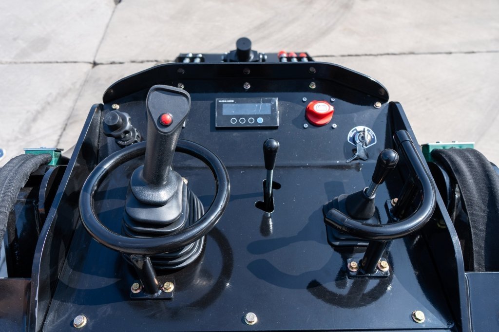 TYPHON STOMP X1300 Mini Skid Steer – image 8
