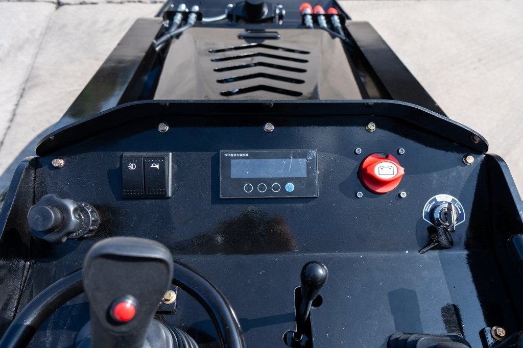 TYPHON STOMP X1300 Mini Skid Steer – image 7